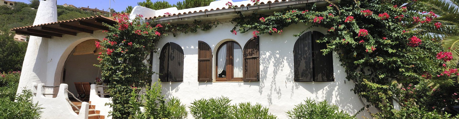 Villa ToreMari | Hausansicht mit Garten und Blumen Villa Moresca