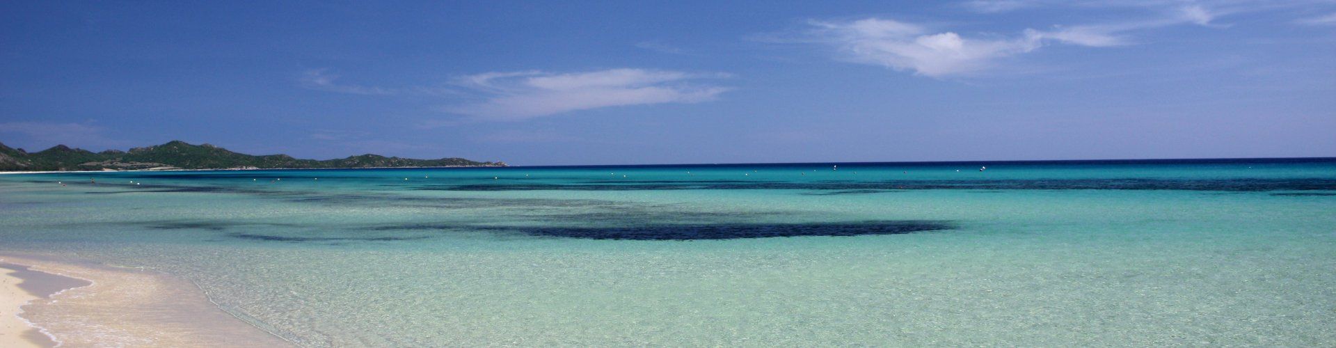 Kristallklares Wasser am Strand von Costa Rei