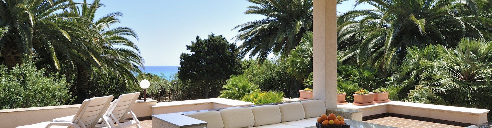 Villa Nautilus | Terrasse mit großem Loungebereich und Blick auf den Garten Terrasse mit großem Loungebereich und Blick auf den Garten