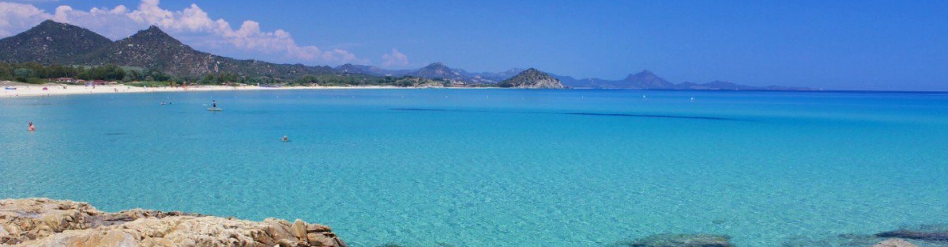 Traumhaft sauberes Wasser am Strand von Cala Sinzias