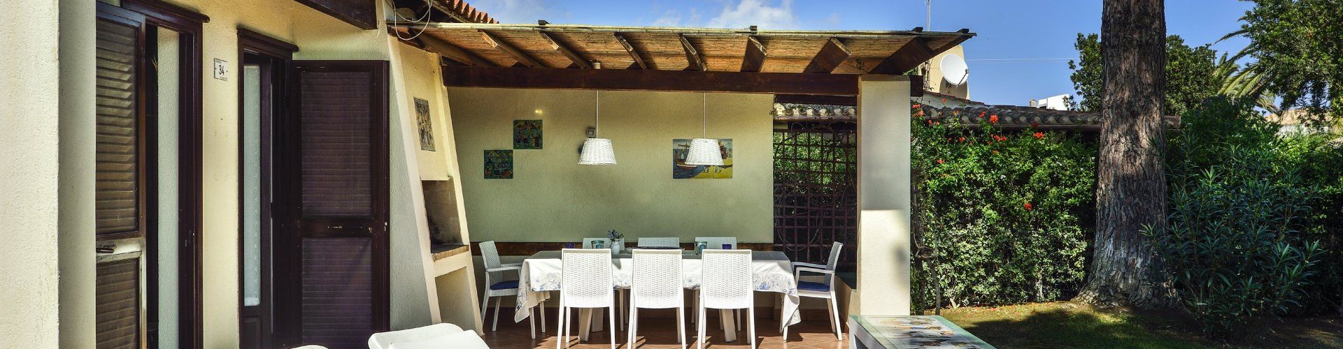 Villa Ibiscus | Großflächige Terrasse mit Sonnenliegen und Essbereich Großflächige Terrasse mit Sonnenliegen und Essbereich