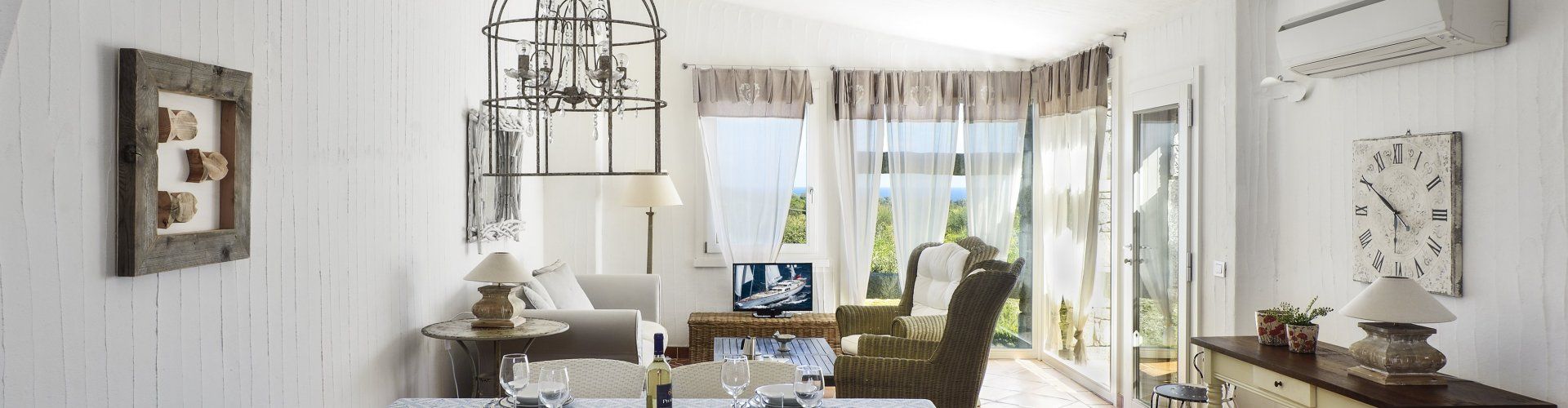 Li Conchi 38 | Großes Wohnzimmer mit Esstisch, Sofa und Klimaanlage Essbereich