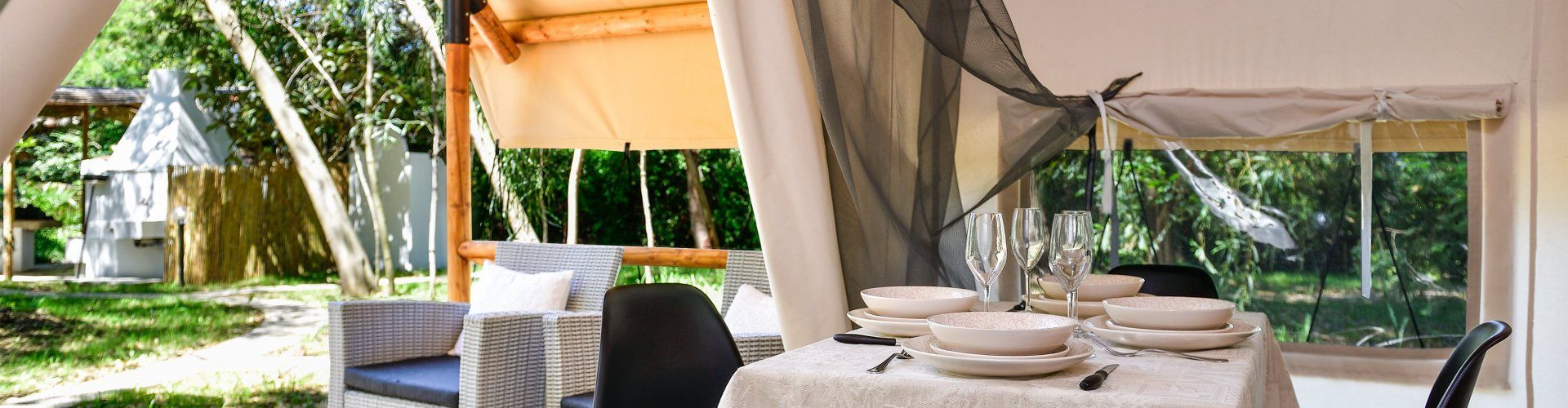 Zelt-Lodge Orri | Essbereich mit Blick ins Freie Essbereich mit Blick ins Freie