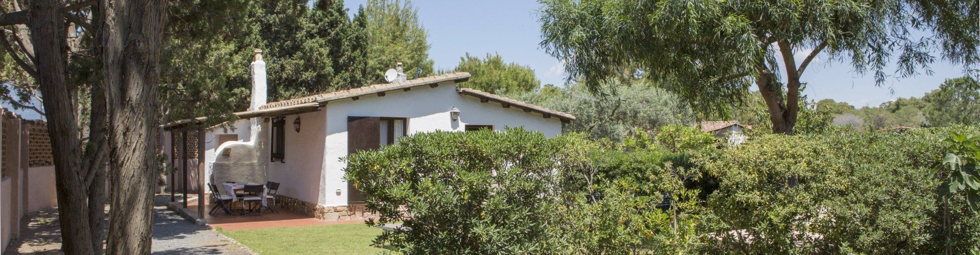 Casa Su Faru 5 | Parkplatz von Su Faru 5 mit dahinter liegendem Garten und Haus Parkplatz von Su Faru 5 mit Garten und Haus