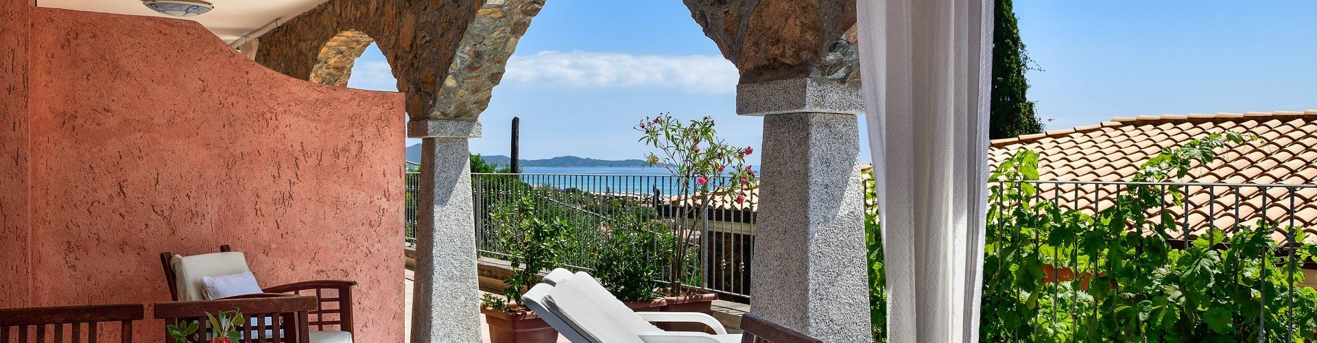 Apartment Castededdu 4 | Esstisch mit Blick über das Meer der Costa Rei Esstisch mit Blick über das Meer der Costa Rei