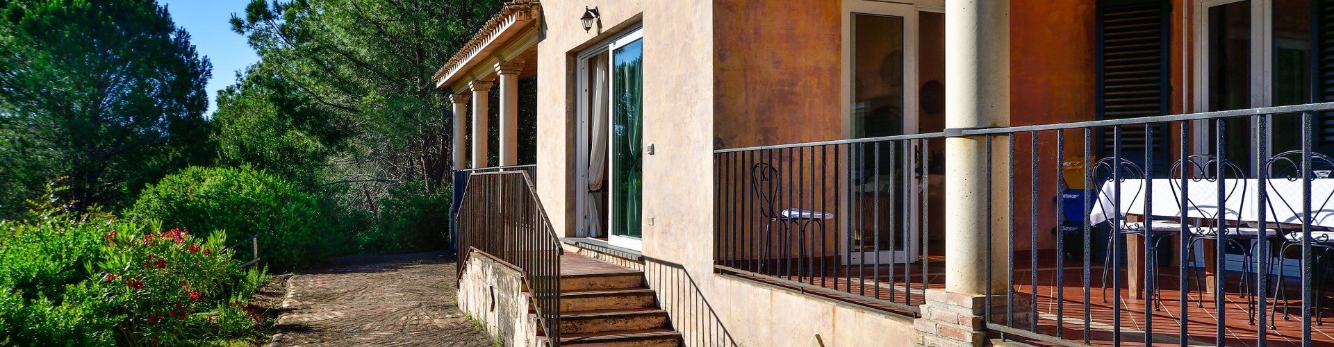 Villa mit großer Terrasse und Blick über den Garten 