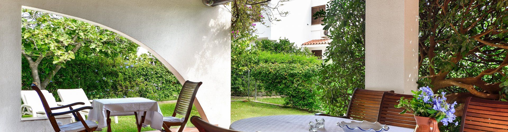 Villa Vela | Große, ausergewöhnlich geschnittene Terrasse mit Esstisch Große, ausergewöhnlich geschnittene Terrasse mit Esstisch