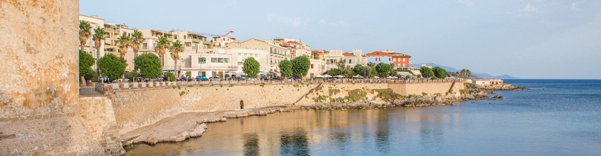 Stolz thront Alghero hinter der Stadmauer auf dem Meer