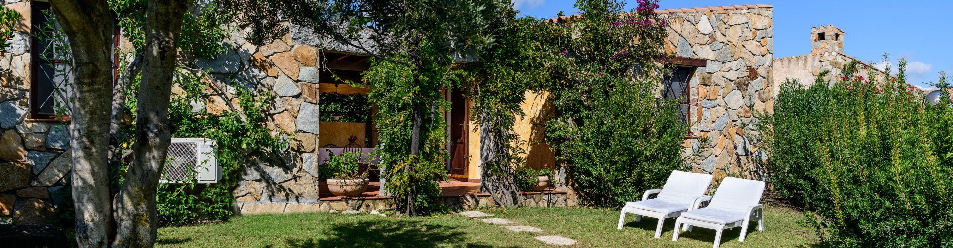 Casa Meloni 1 | Großer Garten mit Sonnenliegen Großer Garten mit Sonnenliegen Meloni 1 in Sant Elmo