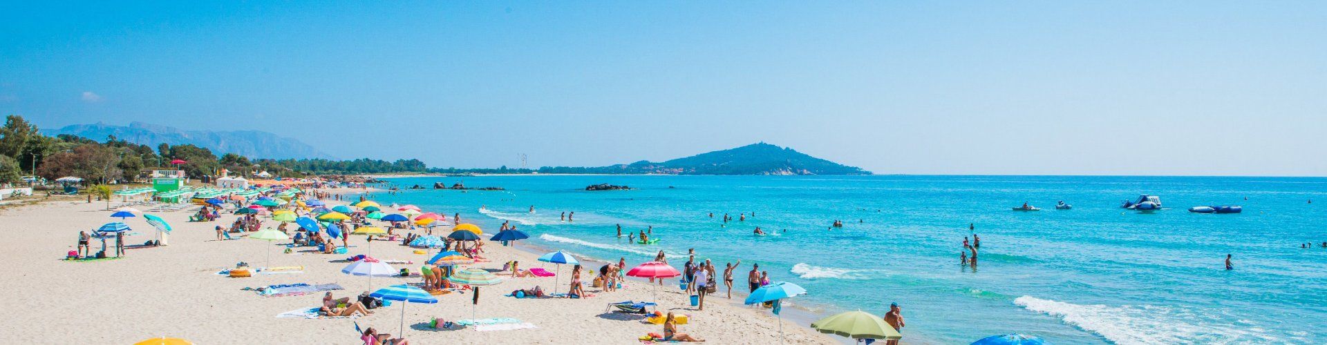 Mäßig besuchter Strand von Orri im Sommer