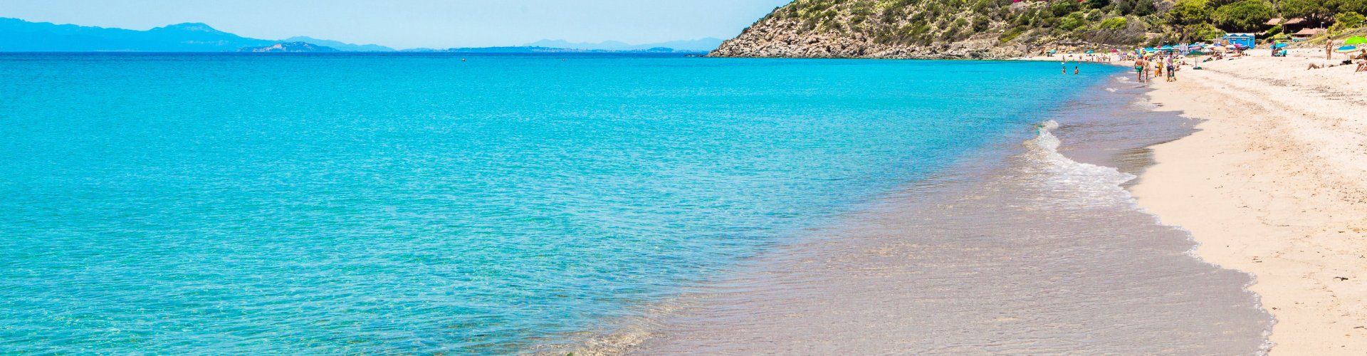 Strand Geremeas mit glasklarem Wasser und Torre delle Stelle im Hintergrund