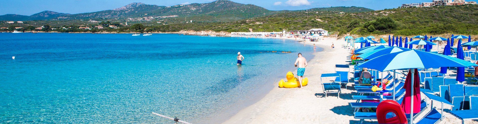 Strandbad am weißen Sandstrand von Golfo Aranci