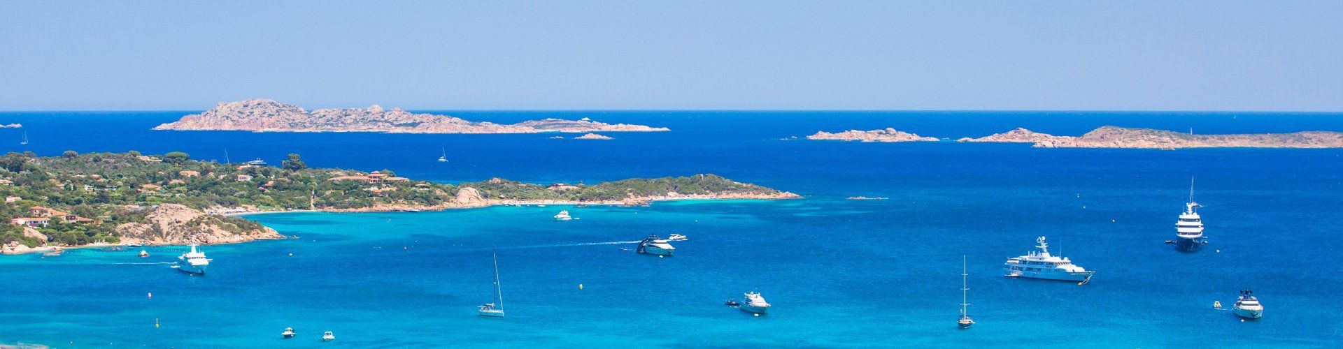 Boote auf dem Meer der Costa Smeralda