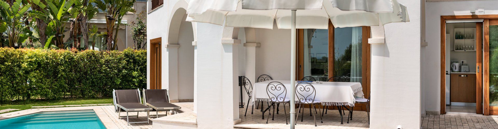 Villa del Campo | Aussenansicht vom Pool mit Terrasse und Esstisch Aussenansicht vom Pool mit Terrasse und Esstisch