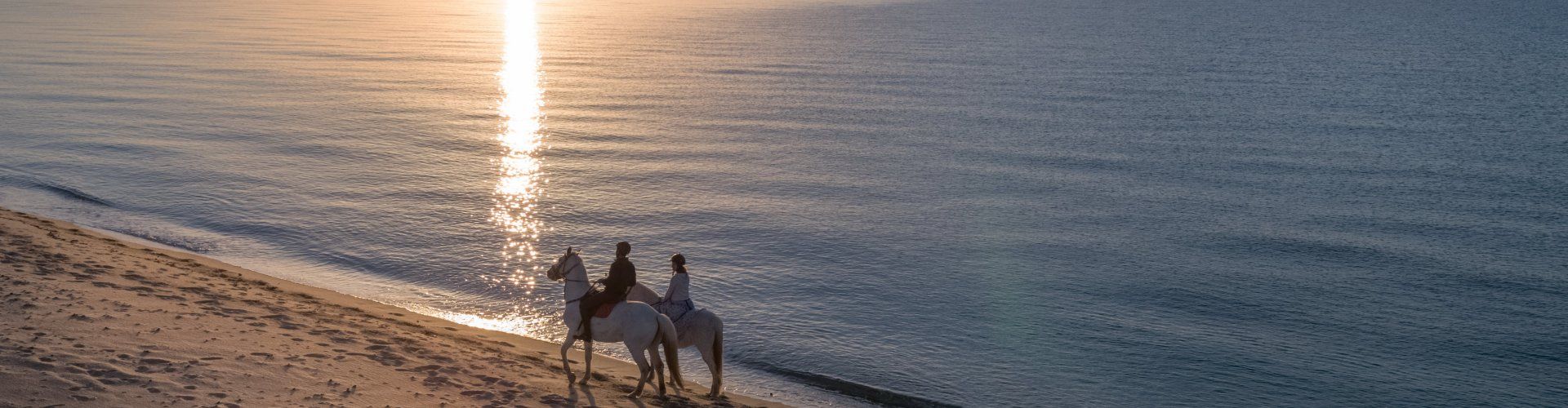 Reiten an der Costa Rei im Sonnenaufgang