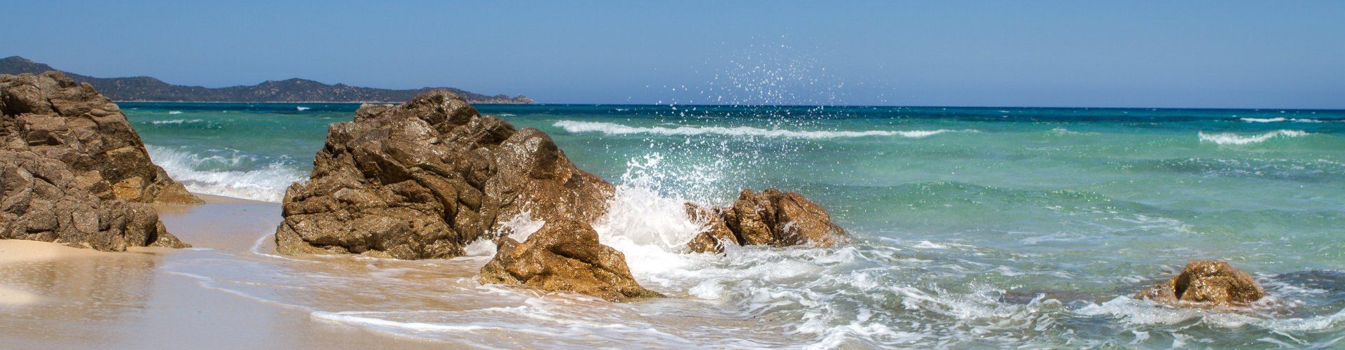 Sandstrand und blaues Meer