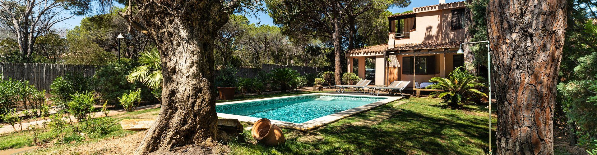 Villa Pino | Pool und Garten Haus mit privatem Pool und mediterranem Garten