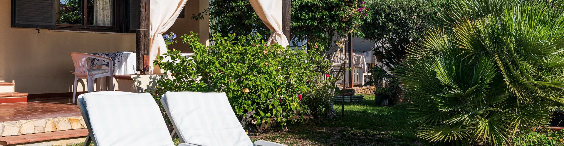 Villa Lucia | Garten mit bequemen Liegestühlen zum Sonnenbaden New Picture 2022