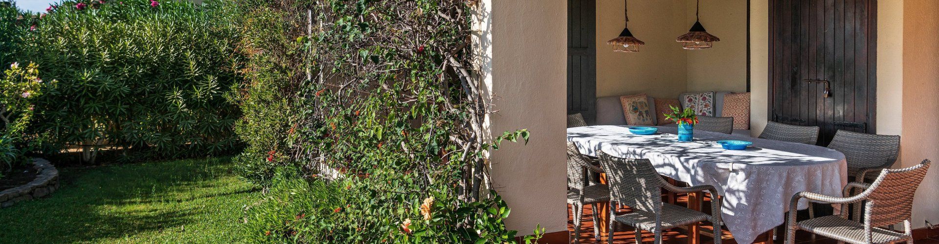 Villa Romana | Terrasse mit Esstisch und Garten Terrasse mit Esstisch und Garten