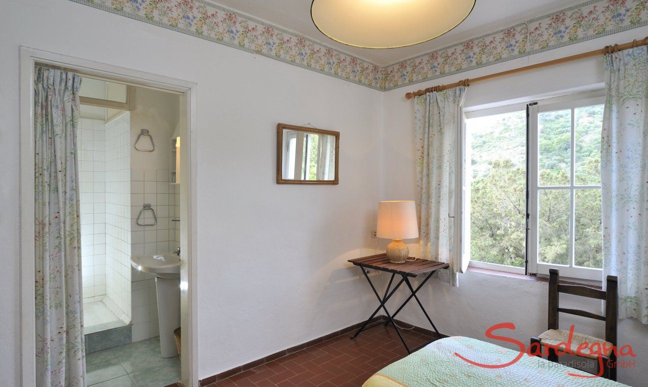 Villa Bau Cannas | Schlafzimmer 2 mit zwei Einzelbetten und Ensuite-Bad Schlafzimmer 2 mit zwei Einzelbetten und Ensuite-Bad