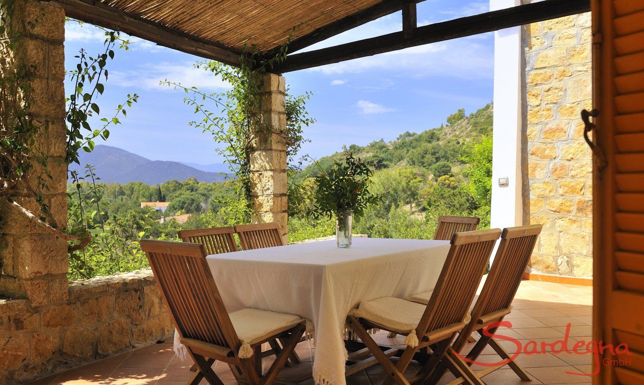 Villa Bau Cannas | Essbereich auf der Terrasse mti Blick über die Landschaft Essbereich auf der Terrasse mti Blick über die Landschaft