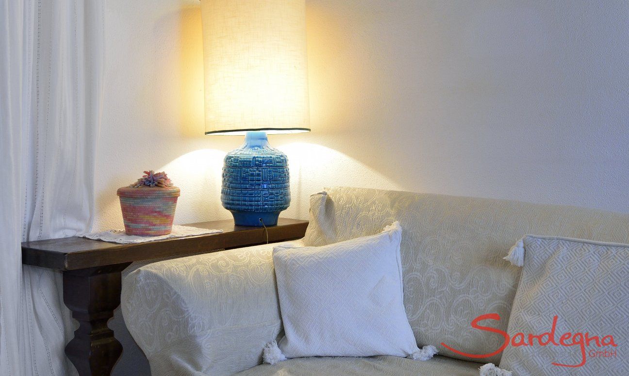 Villa Romana | Heimeliges Licht neben dem Sofa im Wohnzimmer Wohnzimmer, Detail