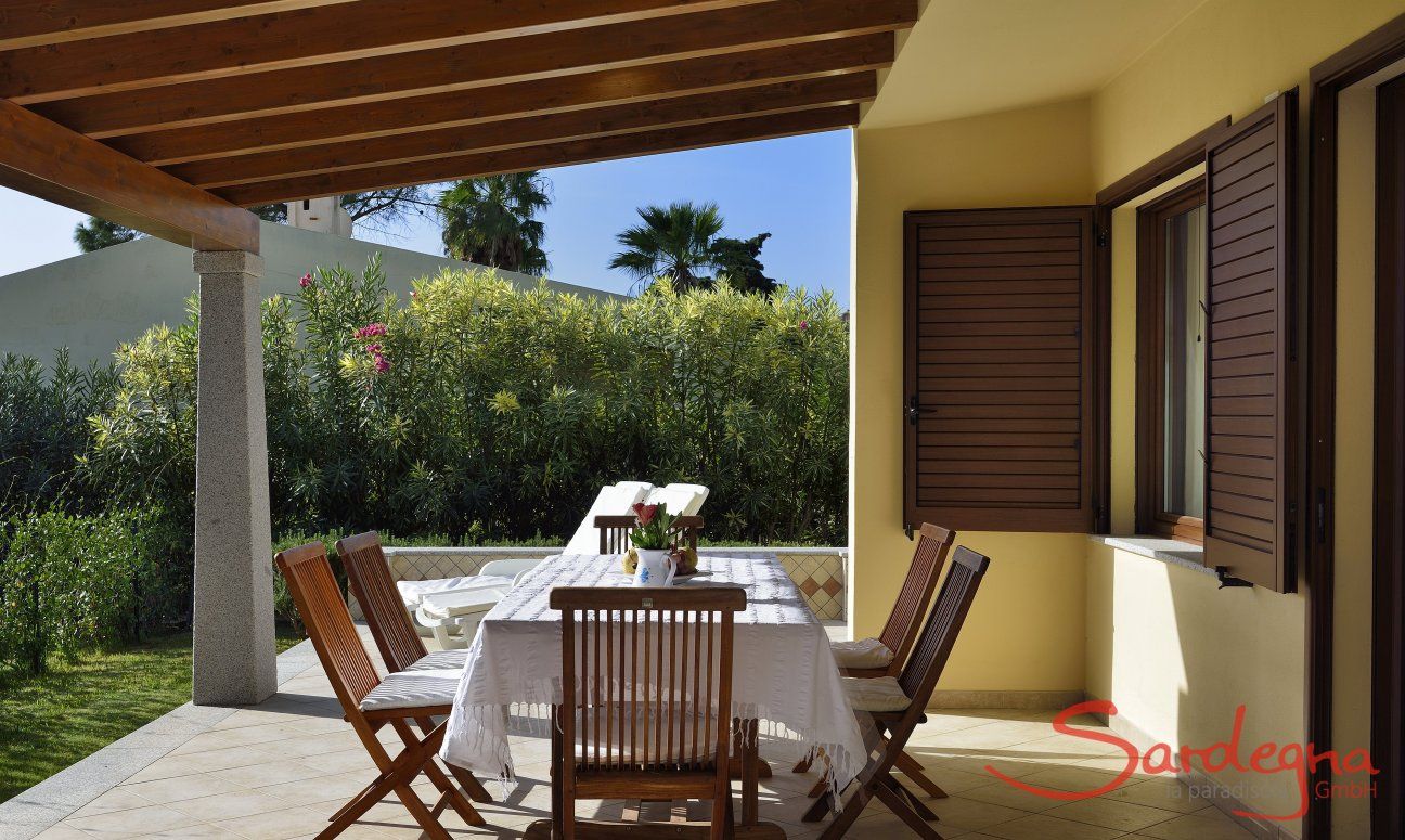 Villa Rosamar | Überdachte Terrasse mit Essbereich und Sonnenliegen Überdachte Terrasse mit Essbereich und Sonnenliegen