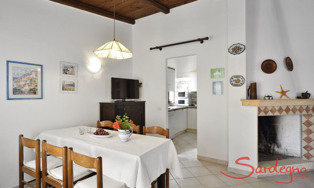 Villa Rosamar | Wohnzimmer mit Kamin und Esstisch Wohnzimmer mit Kamin und Esstisch