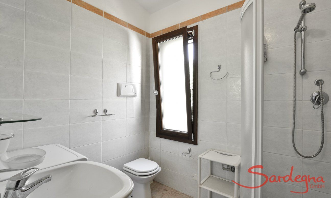 Villa Rosamar | Bad 1 mit Dusche und Waschmaschine Bad 1 mit Dusche und Waschmaschine