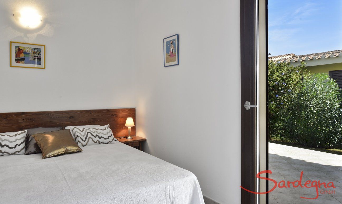 Villa Rosamar | Schlafzimmer 3 mit Doppelbett und Terrassenzugang Schlafzimmer 3 mit Doppelbett und Terrassenzugang