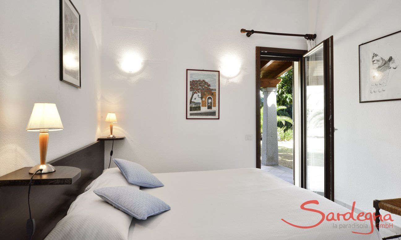 Villa Rosamar | Schlafzimmer 2 mit Doppelbett und Terrassenzugang Schlafzimmer 2 mit Doppelbett und Terrassenzugang