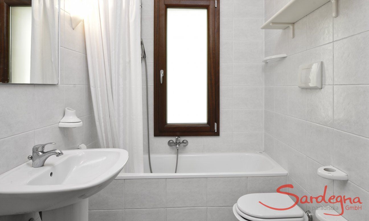 Villa Rosamar | Badezimmer 2 mit Badewanne Badezimmer 2 mit Badewanne