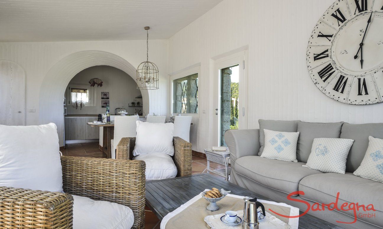 Li Conchi 13 | Wohnzimmer und Küche gehen ineinander über Sofaecke