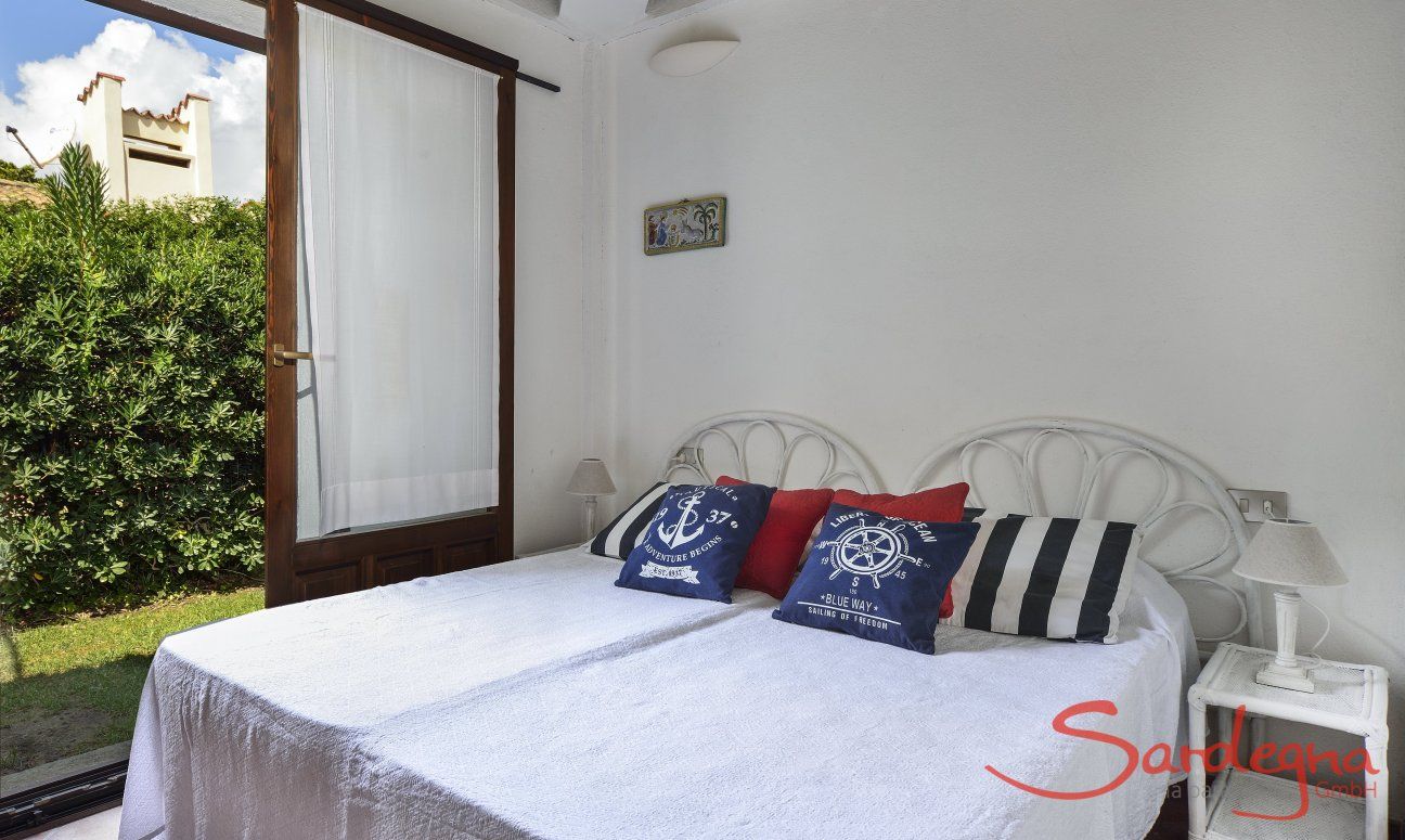 Villa Ibiscus | Schlafzimmer 1 mit Gartenzugang Schlafzimmer 1 mit Gartenzugang