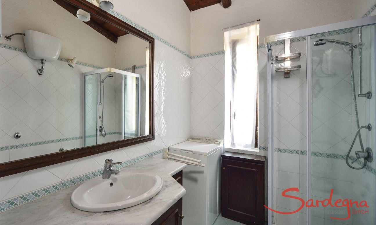 Villa Ibiscus | Badezimmer 1 mit Dusche und Waschmaschine Badezimmer 1 mit Dusche und Waschmaschine