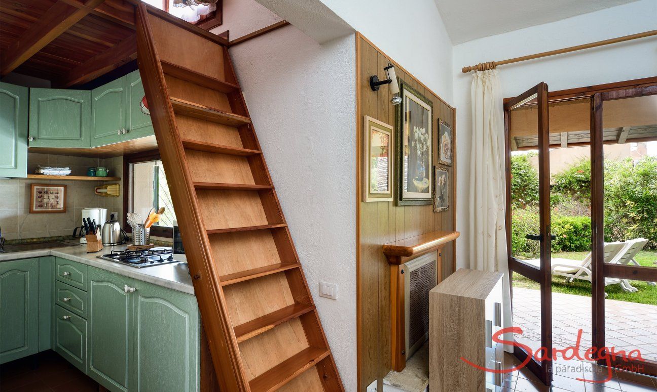 Villa Mare Turagri | Wohnzimmer, Küche und Treppe nach oben Wohnzimmer, Küche und Treppe nach oben