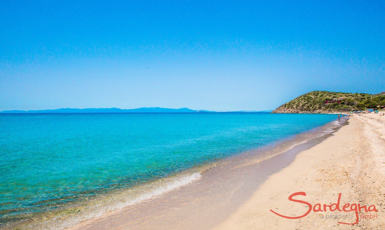Geremeas - ein Strand für Individualisten | Türkies schimmerndes Meer und weißer Satnd von Geremeas, Torre delle Stelle, im Hintergrund die Küste von Cagliari Türkies schimmerndes Meer und weißer Satnd von Geremeas, Torre delle Stelle, im Hintergrund die Küste von Cagliari