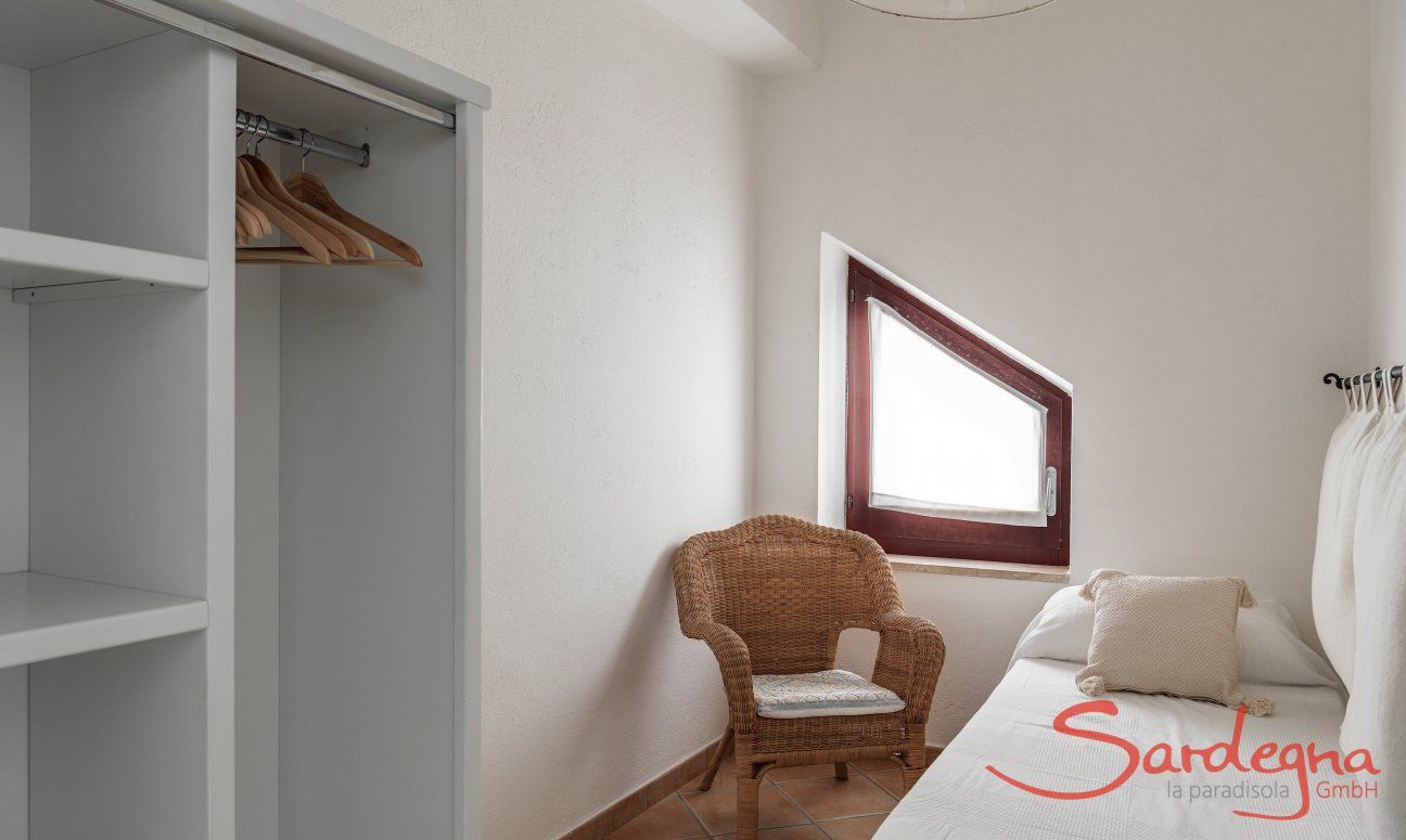 Apartment Orri 2 | Drittes Schlafzimmer mit Einzelbett und offenem Schrank App. Orri 2, Tortoli, Ostküste von Sardinien