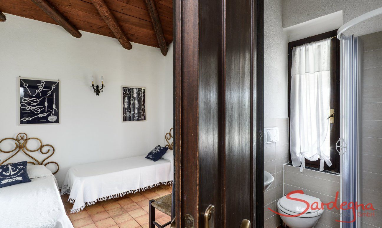 Villa Romana | Schlafzimmer 3 mit zwei Einzelbetten und angrenzendem Bad Villa Romana, Costa Rei, Südsardinien