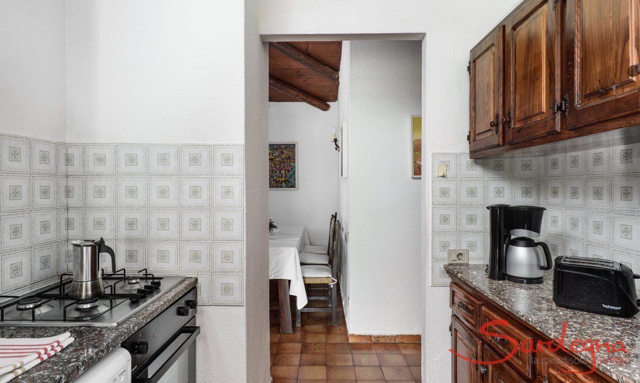 Villa Romana | Küche mit Blick ins Wohnzimmer mit Esstisch Villa Romana, Costa Rei, Südsardinien