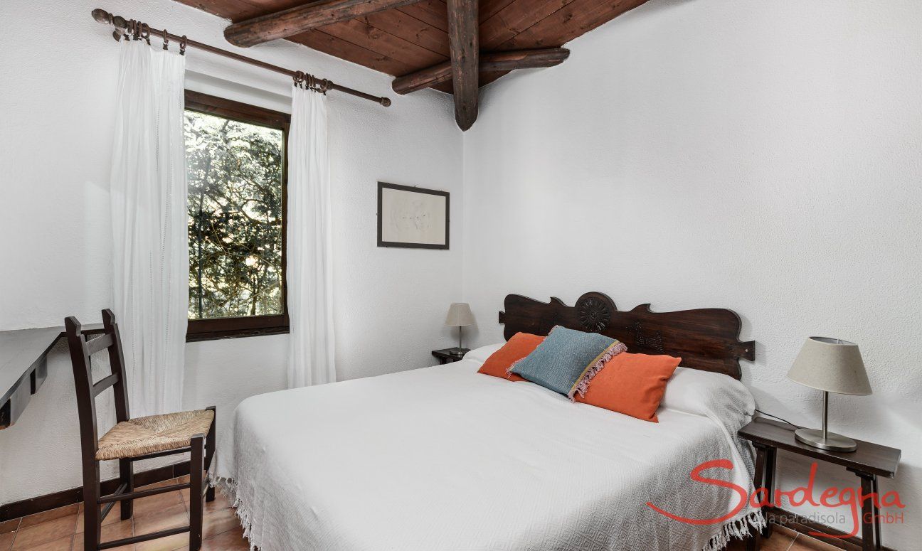Villa Romana | Schlafzimmer 2 mit Doppelbett und Gartenblick Villa Romana, Costa Rei, Südsardinien