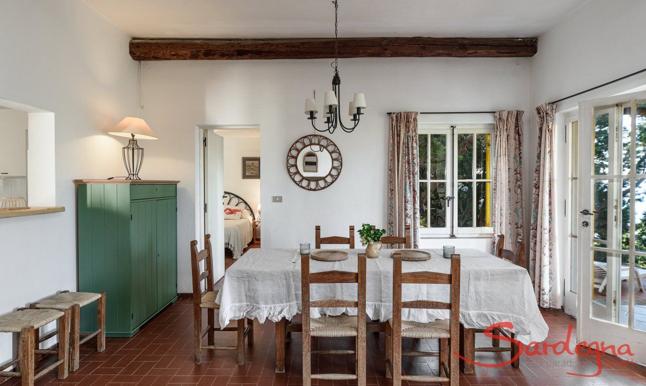 Villa Bau Cannas | Esstisch im Wohzimmer und große Terrassentür Villa Bau Cannas Torresalinas Sardinien