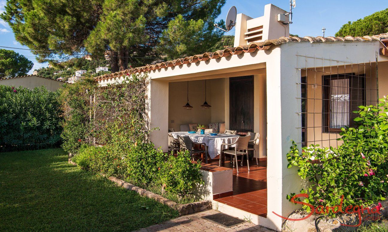 Villa Romana | Außenbereich mit Garten und überdachter Terrasse mit großem Esstisch Außenbereich mit Garten und Terrasse