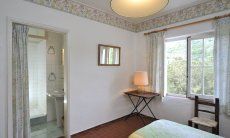 Villa Bau Cannas | Schlafzimmer 2 mit zwei Einzelbetten und Ensuite-Bad Schlafzimmer 2 mit zwei Einzelbetten und Ensuite-Bad