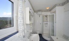 Villa Bau Cannas | Badezimmer 1 mit Dusche und Badewanne Badezimmer 1 mit Dusche und Badewanne
