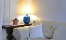Villa Romana | Heimeliges Licht neben dem Sofa im Wohnzimmer Wohnzimmer, Detail