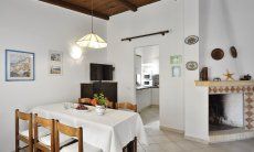 Villa Rosamar | Wohnzimmer mit Kamin und Esstisch Wohnzimmer mit Kamin und Esstisch