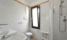 Villa Rosamar | Bad 1 mit Dusche und Waschmaschine Bad 1 mit Dusche und Waschmaschine