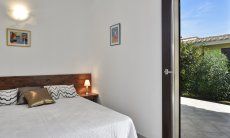 Villa Rosamar | Schlafzimmer 3 mit Doppelbett und Terrassenzugang Schlafzimmer 3 mit Doppelbett und Terrassenzugang