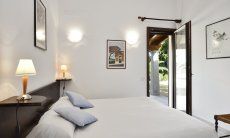 Villa Rosamar | Schlafzimmer 2 mit Doppelbett und Terrassenzugang Schlafzimmer 2 mit Doppelbett und Terrassenzugang